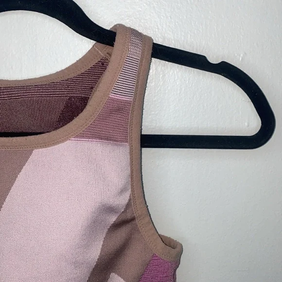 🌵Nike Woman’s seamless sports bra with abstract pattern! - Picture 4 of 6